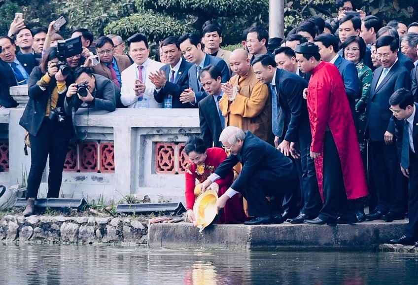 Tổng[-]Bí[-]thư,[-]Chủ[-]tịch[-]nước[-]Nguyễn[-]Phú[-]Trọng[-]thực[-]hiện[-]nghi[-]thức[-]thả[-]cá[-]chép[-]tiễn[-]ông[-]Táo